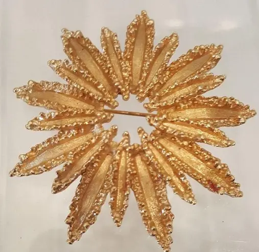 Lucy Avenue AVON VINTAGE πππππ¬ SIGNED GOLD TONE FLOWER DESIGN β STARBURSTβ BROOCH