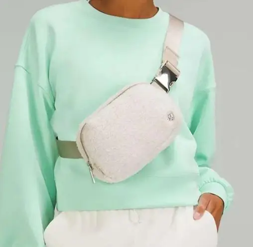 Lululemon  Sherpa Everywhere Bag