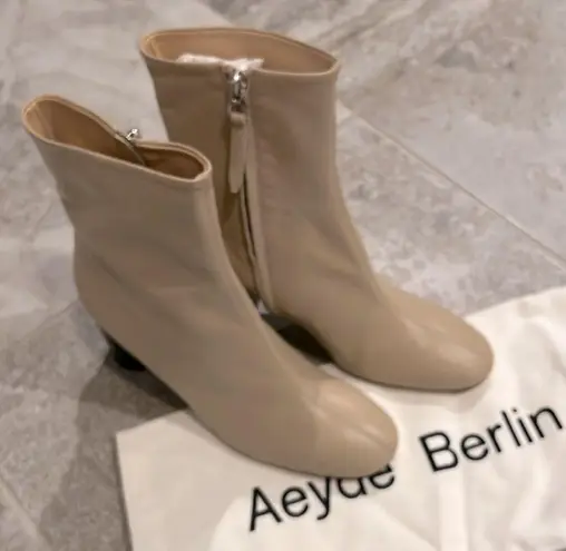 AEYDE NEW Alena Nappa Leather Latte Boots, Size EU 40 New in Box Retail $495