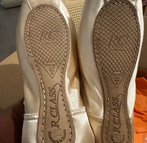 RC20 Satin Pointe Ballet Shoes Gold Size 5 - Image 2