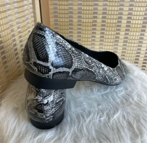 Bella Vita Vivien II Black/White Snake Flats