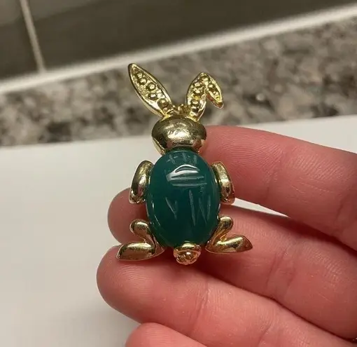 Brooch Pin Gold Tone / Green Carved look