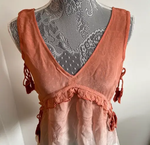 En Crême En Crème - Ombré V-Neck ruffle trim tank top - NWT