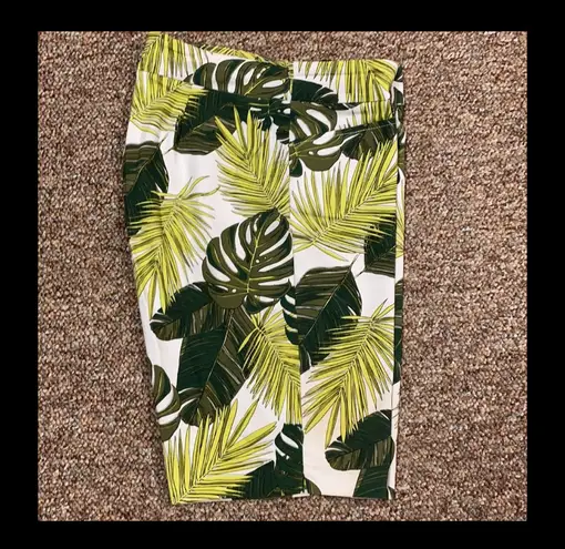 Time & Tru  palm shorts. Size medium - Image 3