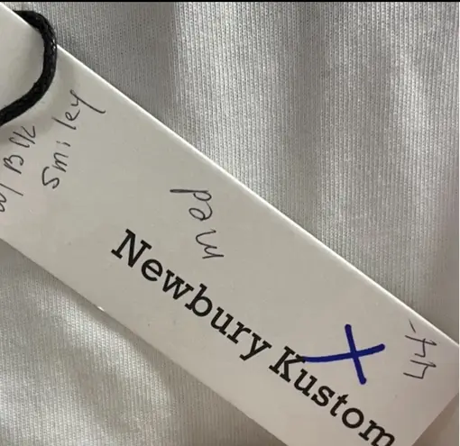 Newbury Kustom White Black Cropped Short Sleeve Smiley Face Tee Medium New with Tags NEW