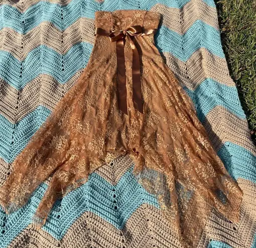 Yves vintage golden coppery strapless lace dress w/handkerchief hem. Size M. Gold Size M