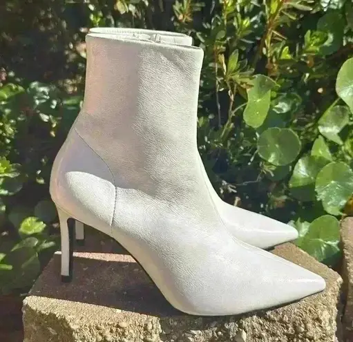 Jeffrey Campbell  women’s daring vegan pointed toe booties size 5.5