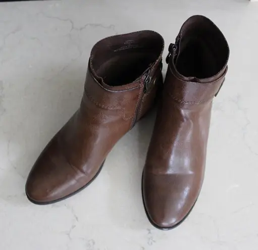 X-Appeal | Brown buckle ankle boot