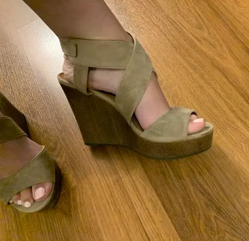 Belk Tan Cross Heels
