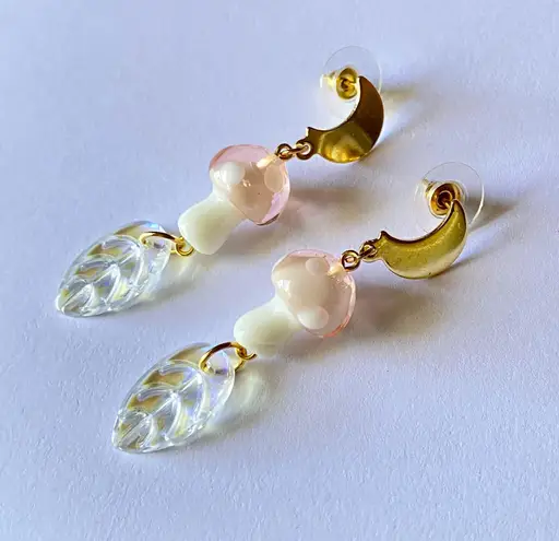 Handmade Kawaii y2k fairy pink mushroom & leaf glass beads moon dangle earrings🍄🌈💕