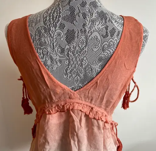 En Crême En Crème - Ombré V-Neck ruffle trim tank top - NWT