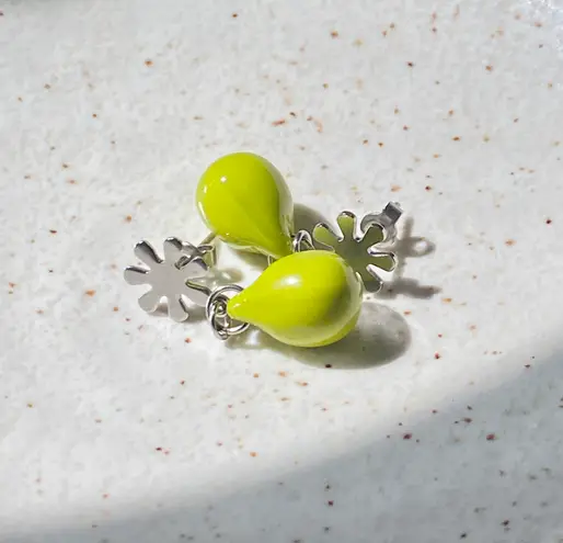 Handmade opaque chartreuse green color teardrop Czech glass earrings💚