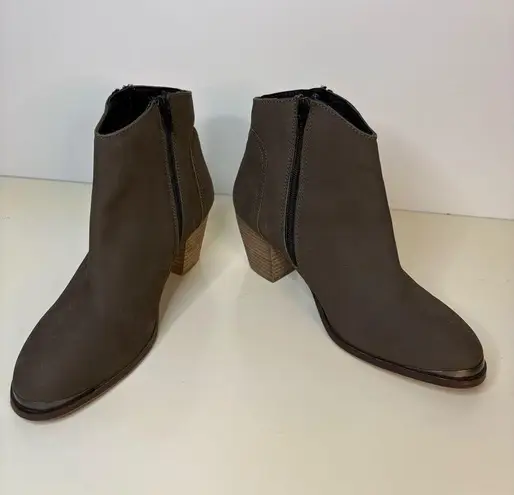 NWO Box Diba Womens Taupe Sequoia Suede Leather Block Heel Booties Size 8.5 Brown