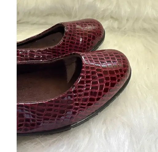 Easy Street Womens Red Croc Embossed Comfort Slip On Ballet Flats