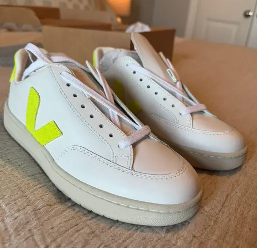 VEJA NIB Size 7  V-12 Jaune Fluo