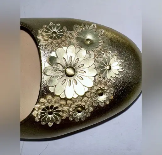 Isaac Mizrahi EUC LIVE Embellished Gold Janice Flats - 9.5