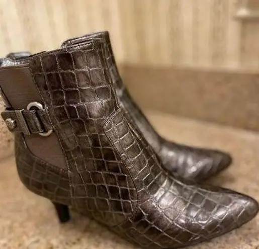 Anne Klein  size 5 womens alligator skin booties