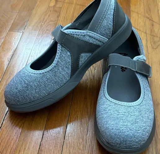 NWT Ped Lite Rose gray Y2K trendy fabric Mary Jane shoes, size 9 W fall preppy