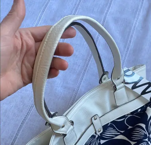 Emilie M NWT Floral Navy and White Shoulder Bag. Blue