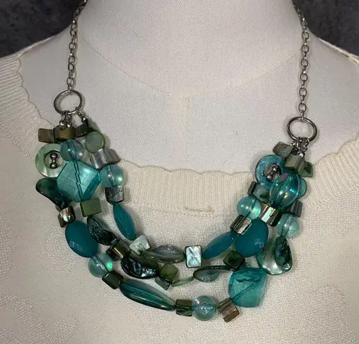 Add a touch of color and elegance to your outfit with this long beaded necklace.