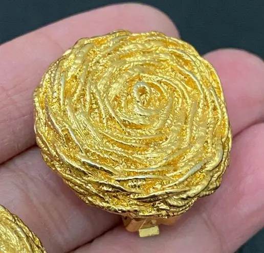 Gucci Vintage 80’s PAOLO  Gold-plated Textured Rose Clip On Round Earrings