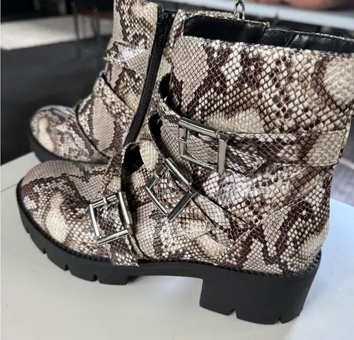 BP Lilly Buckle Snake Print Combat Boots! Size 8.5 women’s! Amazing condition! Brown