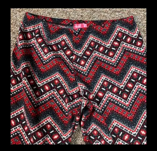 Mix & Co red zig- zag winter leggings. Size medium