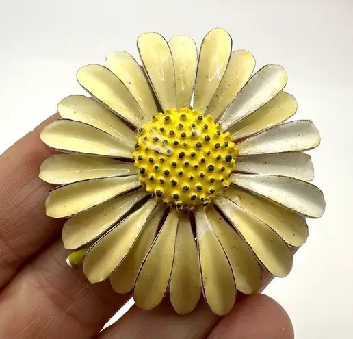 Retro flower pin