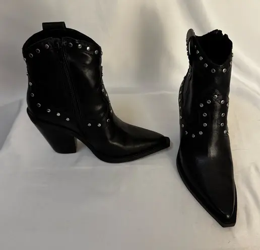 Sleek Black Heeled Boots with Elegant Design Black Size 5.5