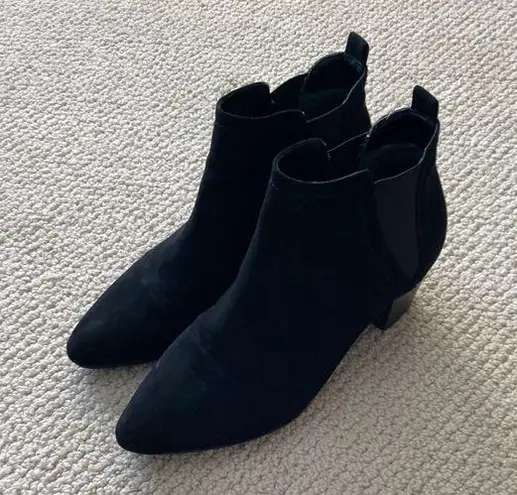 Unisa Black Suede Style Ankle Boots Booties Quilted Elastic Heel Size 8 Like New