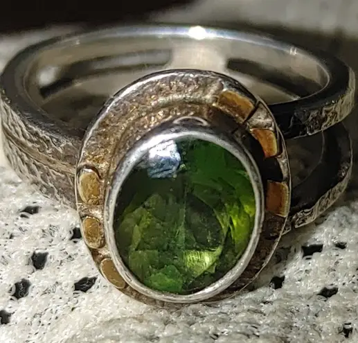 Sterling Silver Green Gemstone Ring Size 8.5 Intricate Band Design