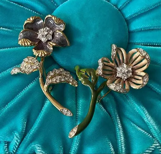 The Nolan Miller Glamour Collection Flower Pin set Green