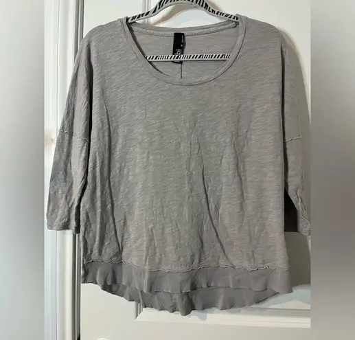 Bobi Los Angeles From Revolve Ladies Size Medium Gray 3/4 Sleeve Scoop Neck Hem