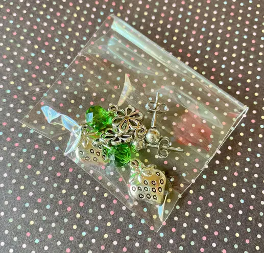 Handmade funky fairy Kawaii retro strawberry & green glass beads dangle unisex earrings 💚🍓