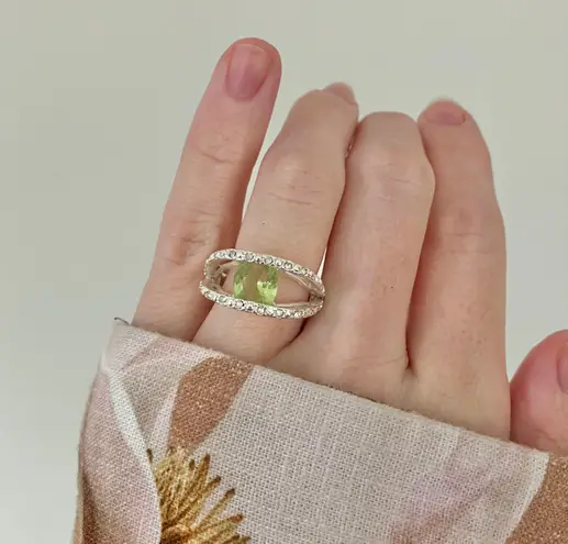 NRT Green & Silver Two Shank Ring “Venus” Avon Signed Peridot Eye Art Deco Jewelry