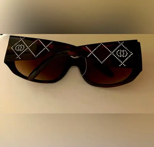 New! Women’s Oversized Sunglasses With Rhinestones.