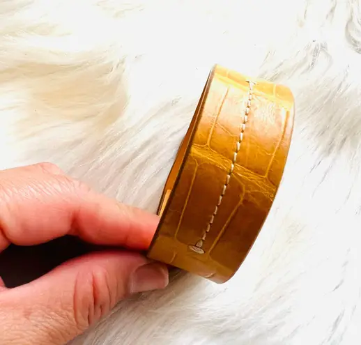 Suarez Crocodile Cuff Tan