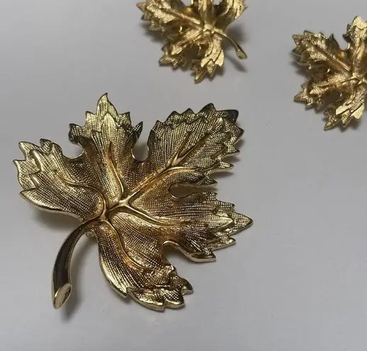 Signed Avon Matching Jewelry Set Gold Tone Brooch & Clip On Earrings