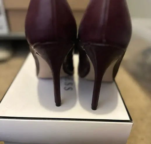 Guess Dark Purple Pumps Size: 7M