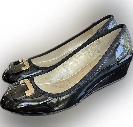 Bandolino Women's Tad Wedge Pumps, Black Gold Buckle, B-Flexible Size 6.5