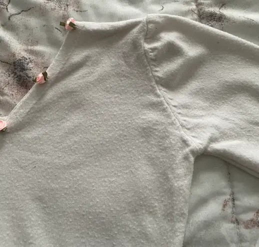 White Little Roses On V