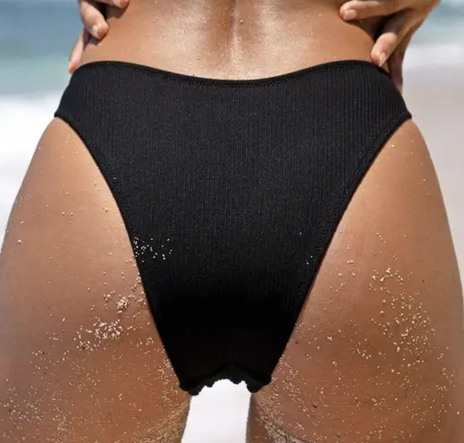 Berlook Black Ribbed O