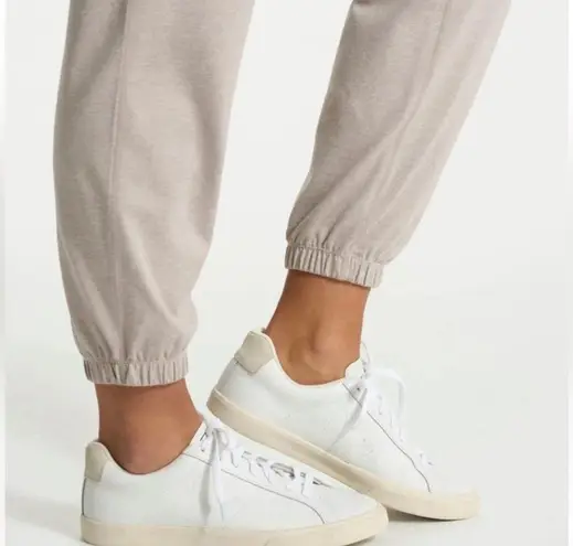 Vuori Boyfriend Jogger in Oyster Heather