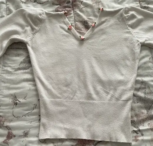 White Little Roses On V