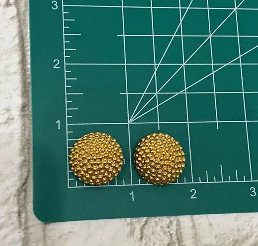 Beehive Vintage CARRÉ Golden  Button Clip On Earrings