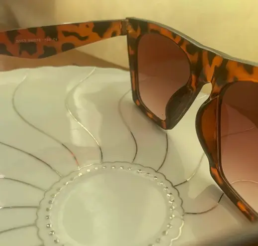 Ambassador Leopard Print Sunglasses Cat Eye
