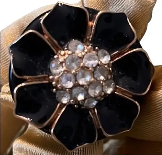 Simply stunning navy blue with gold colored trim and crystals flower ring EUC Size 6
