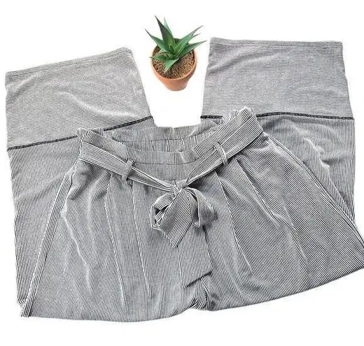 Urban Romantics Womens Pants Size Medium Paper Bag Waist Capri Wide Leg Stripe