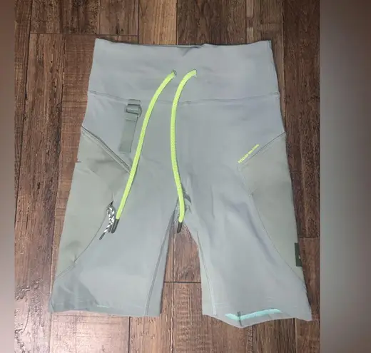 Lululemon  Cargo Super-High-Ri
Hiking Short 8" olive Neon nwot activewear workout