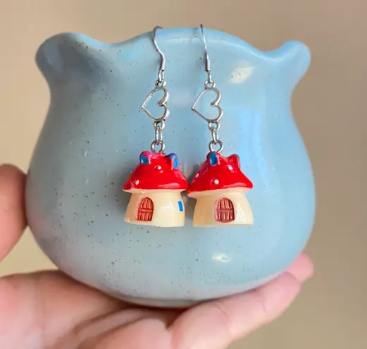 Handmade Kawaii y2k retro fairy cottage style miniature mushroom house & heart dangle earrings🍄💕